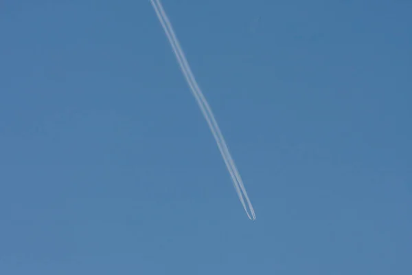 青い色の空を飛んでいる航空機 — ストック写真