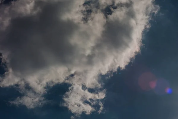 羽毛の白い雲と青い空の自然な背景 — ストック写真