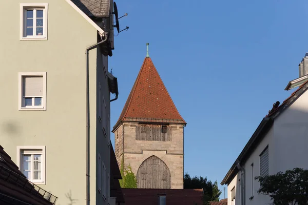 Einem Sonnigen Junitag Süddeutschland Sieht Man Fassadenfenster Und Teile Der — Stockfoto