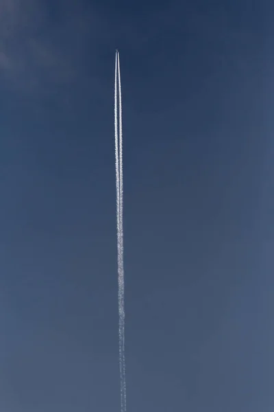 南ドイツの春の晴れた日に上記の高い青い空に飛行機雲とジェット — ストック写真