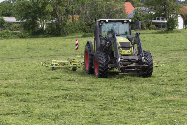 Velmi Slunečného Dne Červnu Jižním Německu Uvidíte Traktoru Farmář Senoseč — Stock fotografie