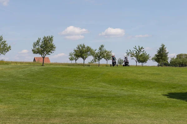 非常に晴れた日に南ドイツのあなたを見てゴルフの芝生の緑 フラグと選手と砂エリア Golfplace を回避する方法の裁判所 — ストック写真
