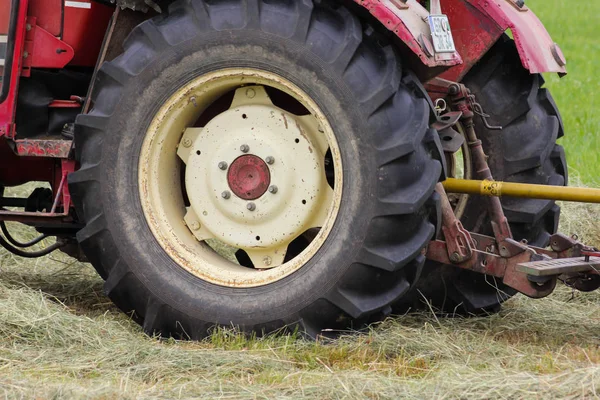 Día Muy Soleado Junio Sur Alemania Tractor Granjero Haciendo Heno —  Fotos de Stock