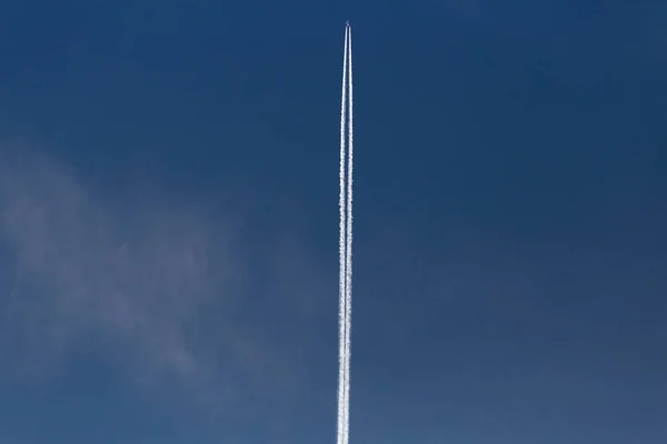 Jet Smug Kondensacyjnych Niebieski Niebo Wysoko Nad Słoneczny Dzień Wiosny — Zdjęcie stockowe