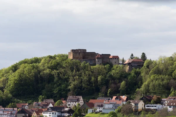 老骑士的城堡在德国南部的农村在春天可能在绿色风景在慕尼黑和斯图加特城市附近 — 图库照片