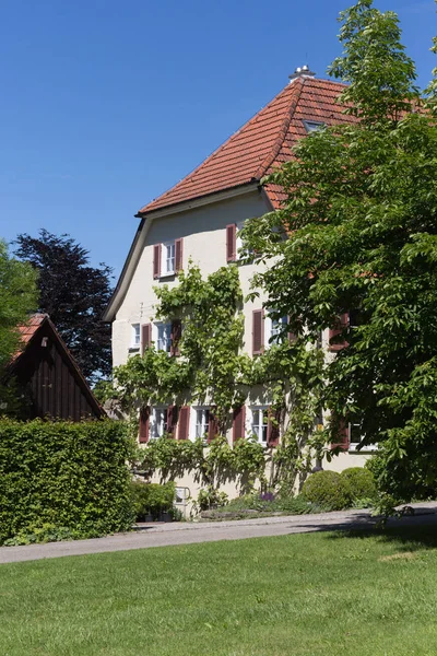 在6月的一个非常阳光明媚的一天 在德国南部 你看到农村的房子和门面与树木和植物周围的小村庄和地方 — 图库照片
