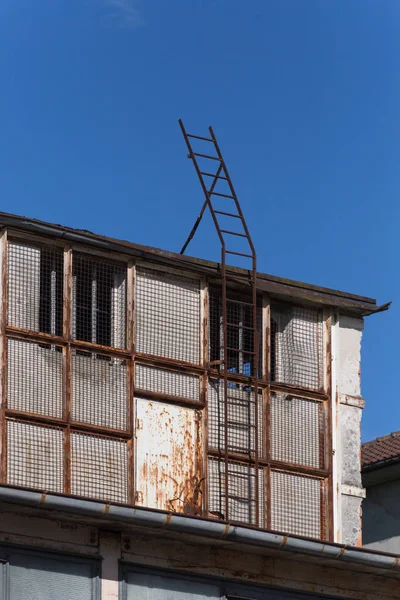 在德国南部6月的一个阳光明媚的日子里 你会看到一个废弃工业区的老建筑 有烟囱 窗户和门面都需要翻新 — 图库照片