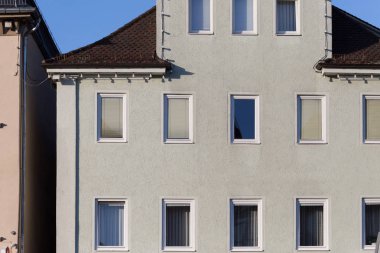 Haziran ayında Güney Almanya çok güneşli bir günde cepheler Windows'un ve süs eşyaları ile tarihi bir şehir, çatılar parçası görmek