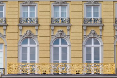 Mayıs ayında güneşli bir günde güneye Alman bir şehir muhteşem bina cephe görüşlerini ayrıntılı