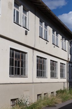 Haziran ayında Güney Almanya çok güneşli bir günde terkedilmiş bir sanayi bölgesi baca ve gürültüyle çarpmak pencere ve cepheler yenileme ihtiyacı ile yaşlı mimarisini görmek