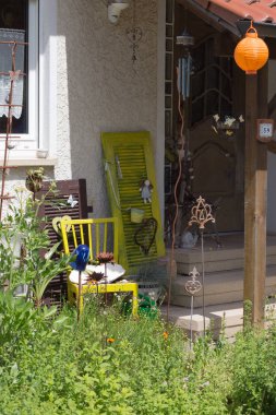 Haziran ayında Güney Almanya çok güneşli bir günde ayrıntıları ve yazlık ülke ev ön kapı ile bahçe sulama kutuları ve mum çıkartmalar gibi için vintage dekorasyon renkleri görmek