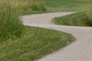 çok güneşli bir Güney Almanya'da golf çim yeşil gördüğünüz ve bayrak ve oyuncular ve kum alanları ve golfplace çevresinde yolu olan mahkeme