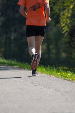 Adam bahar çalışan açık