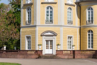 Mayıs ayında güneşli bir günde güneye Alman bir şehir muhteşem bina cephe görüşlerini ayrıntılı