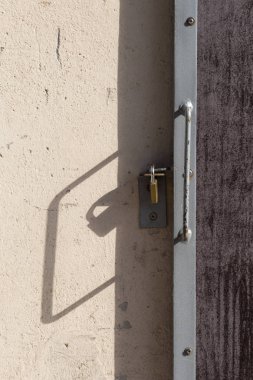 demir ve metal kilitler ve kolları ahşap ya da taş zemin üzerine Güney Almanya'da bir güneşli yaz gününde duvar