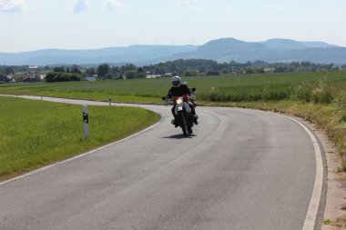 Haziran ayında Güney Almanya çok güneşli bir günde yaz yatay, yeşil ve mavi gökyüzü ve yol işaretleri için ufuk görmek