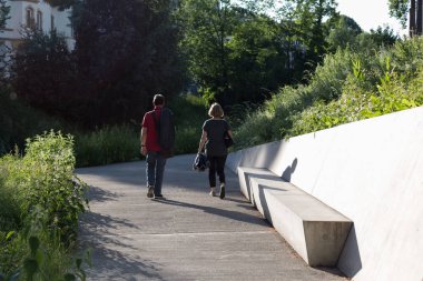 çiftler de ağaçların gölgesinden ile yeşil çim atmosferde sıcak havalarda rahatlatıcı bir zaman var gibi Haziran ayında Güney Almanya çok güneşli bir günde siz bayanlar, baylar ve her ikisi de birlikte görmek