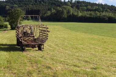 üst düzey çiftçi ile bir yaz alanda eski bir traktor Haziran güneşli akşamları Güney Almanya kırsal haying