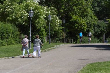 Haziran ayında Güney Almanya çok güneşli bir günde kıdem Bayan sektörlerine binici cloister Park ile birlikte görmek