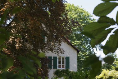 Haziran ayında Güney Almanya çok güneşli bir günde kırsal evleri ve cepheler ağaçlar ve bitkiler küçük köy ve yerler etrafında görmek