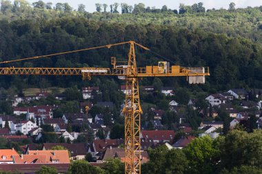 Haziran ayında bir şehir merkezi yakınlarındaki Güney Almanya çok güneşli bir günde çatılar ve binanın mimari harika bulutlar ile mavi gökyüzü altında görmek