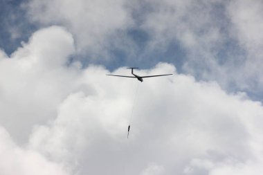 güneşli bir günde ilkbaharda, Güney Almanya'da mavi gökyüzü ve vinç planör başlayabilir