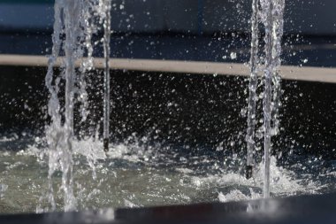 Haziran ayında Güney Almanya çok güneşli bir günde parlak su inci üzerinde tarihi bir bina önünde bir çeşme görmek