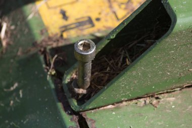 kırsal kırsal kesimde güney Almanya'da Haziran ayında güneşli bir makine, tekerlekler ve ürün toplama ve tarım çiftlik ekipman parçaları işe bakın