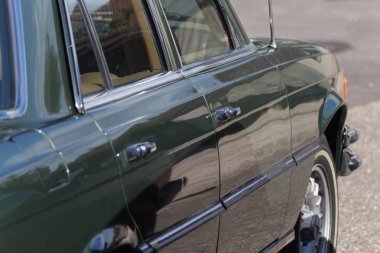 Haziran ayında Güney Almanya çok güneşli bir günde 1980 otomobil özetleri konusuna bakın.