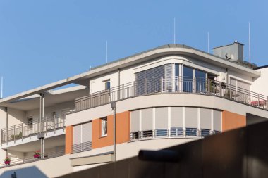 bir çok güzel bir güneşli gün ucunda Güney Almanya'da imparatorluk şehri stuttgart yakınındaki binaların güzelliği açık geometri ve düz renkler yapabilir