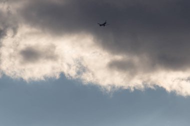 Haziran ayında Güney Almanya çok güneşli bir günde bir modern jet uçağı yüksekte görmek