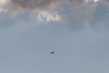 Haziran ayında Güney Almanya çok güneşli bir günde bir modern jet uçağı yüksekte görmek
