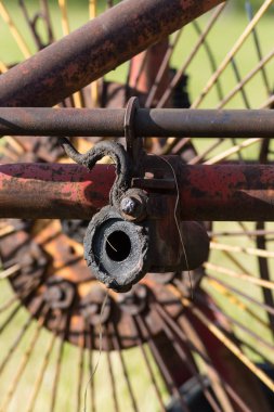 makine ile eski bir traktor Haziran güneşli akşamları Güney Almanya kırsal haying için yan yatan