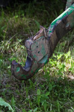 kırsal kırsal kesimde güney Almanya'da Haziran ayında güneşli bir makine, tekerlekler ve ürün toplama ve tarım çiftlik ekipman parçaları işe bakın