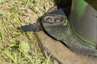 kırsal kırsal kesimde güney Almanya'da Haziran ayında güneşli bir makine, tekerlekler ve ürün toplama ve tarım çiftlik ekipman parçaları işe bakın