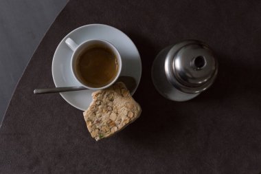 Lezzetli kurabiye ve şekerli kahve Kupası