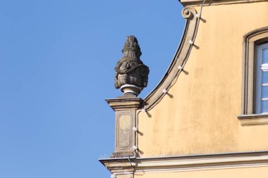 Mayıs ayında Güney Alman tarihi kent antik cepheler çok güneşli gün sonu ve pastell çatılar üzerinde tefekkür ilham verici sayısı renkleridir