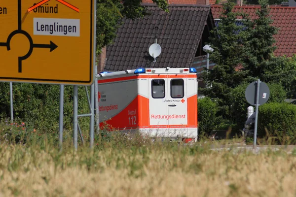 Einem Sonnigen Junitag Süddeutschland Sieht Man Weißes Rettungsfahrzeug Eilig Durch — Stockfoto