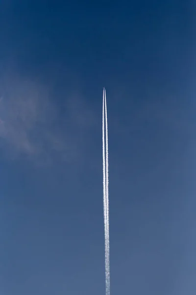 南ドイツの春の晴れた日に上記の高い青い空に飛行機雲とジェット — ストック写真