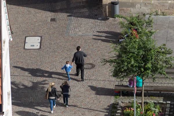 Día Muy Soleado Junio Sur Alemania Familia Joven Camino Por —  Fotos de Stock