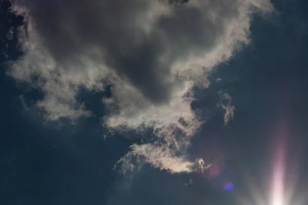 羽毛の白い雲と青い空の自然な背景 — ストック写真