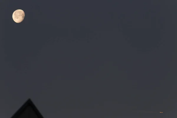 Вечернее Небо Темно Синим Серым Цветом Контрастирует Ярким Светом Луны — стоковое фото