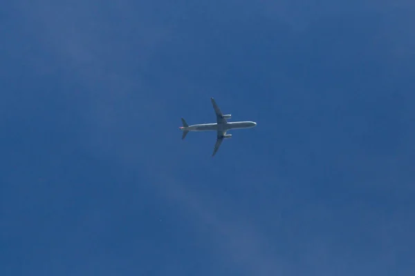 南ドイツで 月に非常に晴れた日に 現代のジェット航空機上空を参照してください — ストック写真