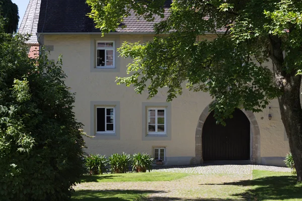 在6月的一个非常阳光明媚的一天 在德国南部 你看到农村的房子和门面与树木和植物周围的小村庄和地方 — 图库照片