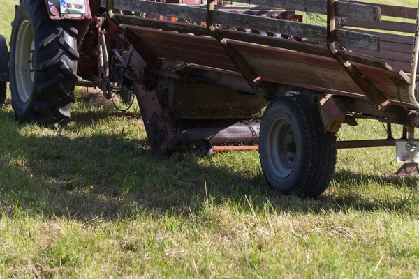 Senior Bonde Slåtter Med Gammal Traktor Ett Sommar Fält Juni — Stockfoto