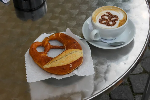 Cappuccino Italien Avec Bretzel Allemand Avec Illustration Chocolat Sur Crème — Photo