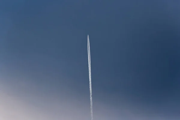 南ドイツの春の晴れた日に上記の高い青い空に飛行機雲とジェット — ストック写真