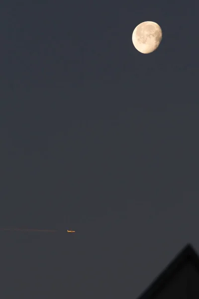 Abendhimmel Mit Dunkelblauen Oder Grauen Farbkontrasten Zum Hellen Mondlicht Manchmal — Stockfoto