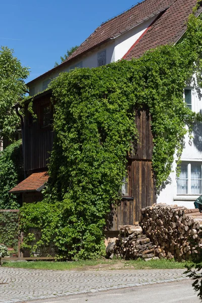 Dia Muito Ensolarado Junho Alemanha Sul Você Casas Fachadas Rurais — Fotografia de Stock