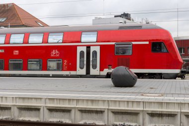 Trainstation tarafından geçen tren ve Münih ve stuttgart yakınındaki güney Almanya şehirde altyapısıyla raylar ile